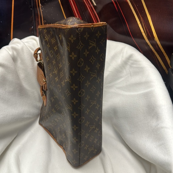 Louis Vuitton a little sticky on the inside pocket preloved - Picture 2 of 6